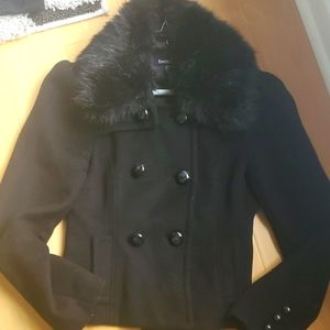 Pea coat bebe size small. Waist line with detachable faux collar.